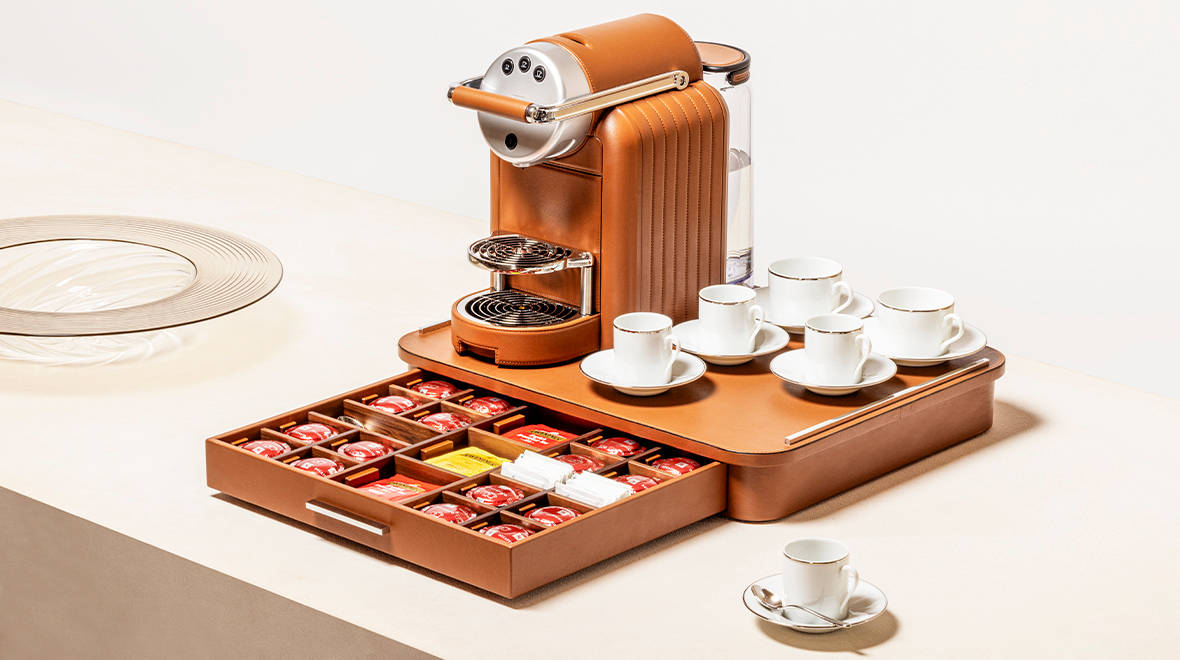 TA083 SAINT GERMAIN DELUXE CoffeeAndTea DrawerORGANIZER For Professional Capsules F08 Siena LIFESTYLE01 1180x660px - Giorgio Bagnara