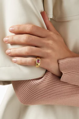 Lady deals boss ring