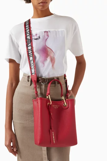 حقيبة يد بتصميم عمودي مزين بشعار الماركة جلد صناعي