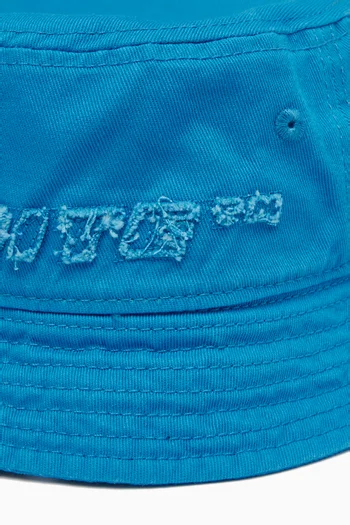 قبعة باكيت قطن بشعار الماركة بشرّابات