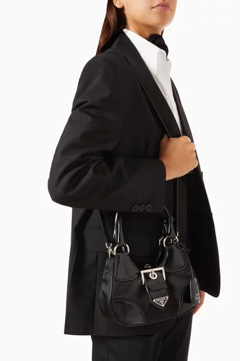 حقيبة 2002 بإصدار جديد بتصميم مقوس وشعار الماركة نايلون معاد تدويره وجلد