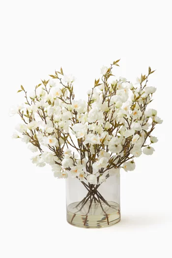 باقة من زهور الكرز الصناعية في مزهرية زجاج