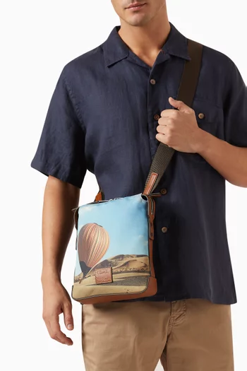 حقيبة كروس بطبعة منطاد بالخطوط المميزة للماركة قنب