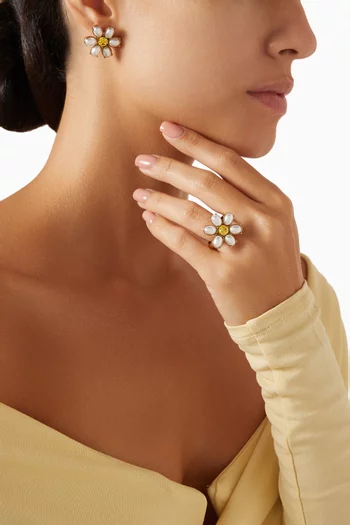 Pearly Daisy Ring in Metal