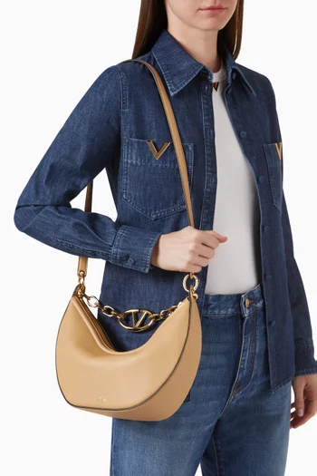 حقيبة كتف هوبو فالنتينو غارافاني صغيرة بتصميم هلال وشعار حرف V جلد