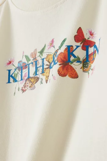 تي شيرت بطبعة شعار Kith & Kin وفراشات كلاسيكية قطن جيرسيه