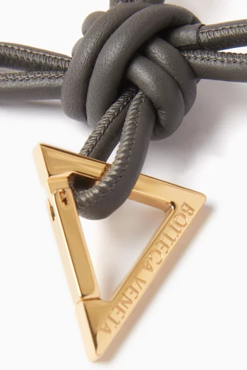 سلسلة مفاتيح بعقدة مربعة وحلية مثلثة جلد نابا مجدول