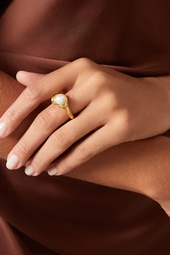 Daphne Pearl Ring in Gold Ion-plated brass