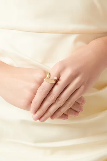 Asymmetric Pearl Disc Ring in Gold-plated Brass