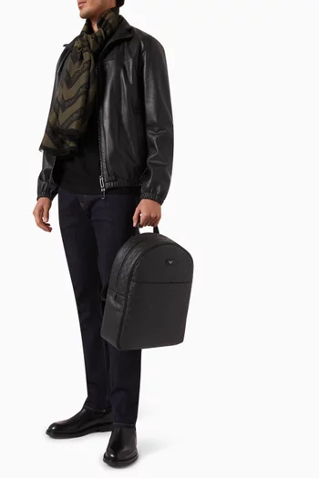 حقيبة ظهر مزينة بالكامل بشعار الماركة بتصميم محفور جلد
