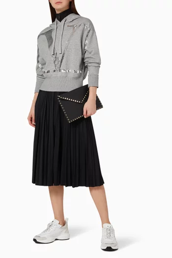 حافظة فالنتينو غارافاني كبيرة بتصميم ظرف جلد حبيبي مرصع بحلي هرمية