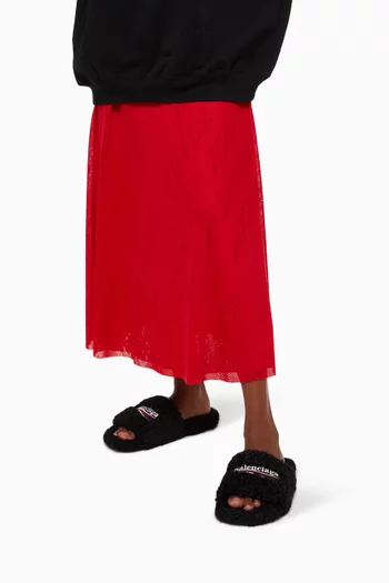 حذاء مفتوح فرو صناعي بشعار الماركة بتصميم حملة انتخابية