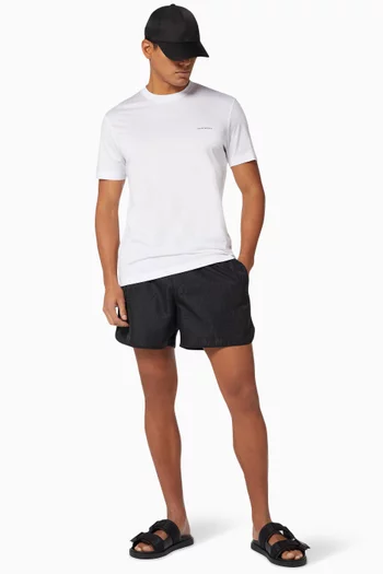 تي شيرت جيرسيه بشعار الماركة صغير بتصميم بسيط