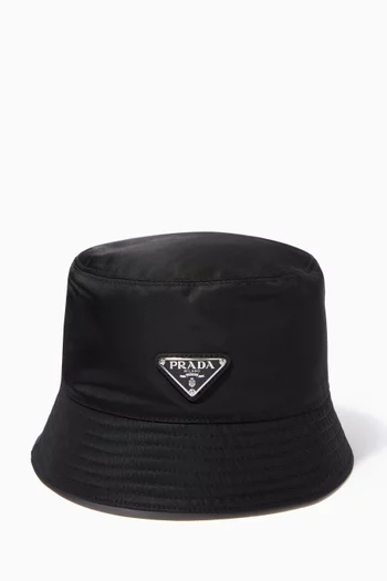 قبعة باكيت نايلون معاد تدويره بشعار الماركة المثلث