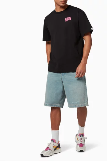 تي شيرت جيرسيه بشعار الماركة بتصميم مقوس ولون فاقع