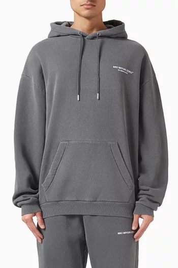 كنزة بغطاء رأس وشعار الماركة وعبارة Design Studio مزيج قطن