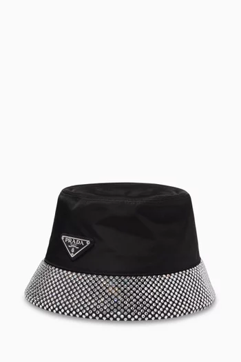 قبعة باكيت مرصعة بالكريستال نايلون معاد تدويره بشعار الماركة المثلث