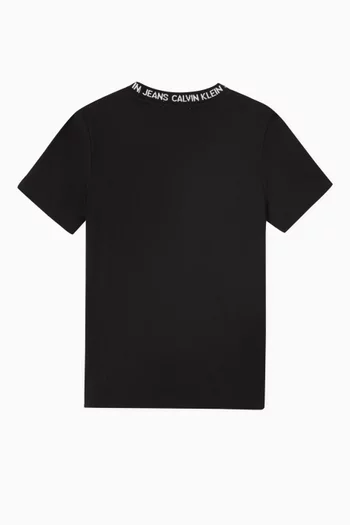 تي شيرت قطن بياقة بشعار الماركة بنسيج إنتارسيا