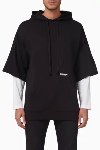 كنزة بغطاء رأس قطن جيرسيه عضوي كارل لاغرفيلد × كارا ديليفين