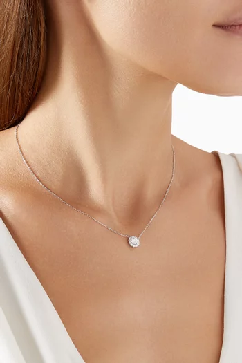 قلادة بدلاية دائرية محاطة بإطار ومرصعة بالماس ذهب أبيض عيار 18