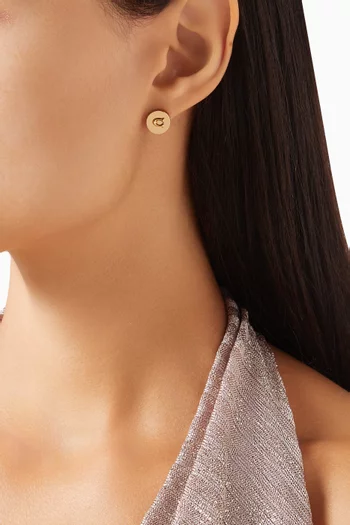 أقراط دائرية بشعار حرف C معدن