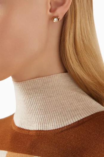 أقراط بتصميم شعار حرف C مرصع بكريستال معدن