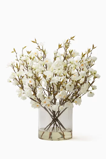 باقة من زهور الكرز الصناعية في مزهرية زجاج