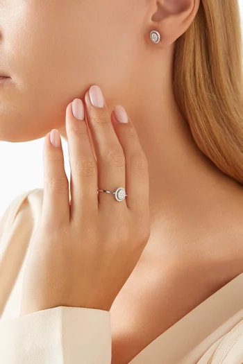 أقراط الوجن بتصميم بيضاوي مرصع بالماس ذهب أبيض عيار 18