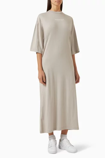 فستان طويل بأكمام بطول ثلاثة أرباع وشعار Essentials قطن جيرسيه