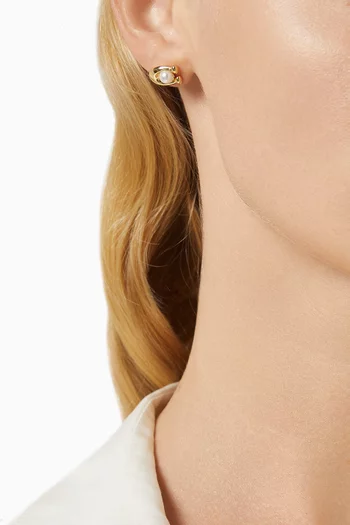 أقراط مزينة بلؤلؤ وشعار الماركة