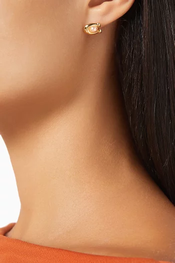 أقراط مزينة بلؤلؤ وشعار الماركة