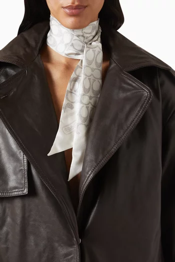 وشاح كلاسيكي رفيع بشعار الماركة حرير