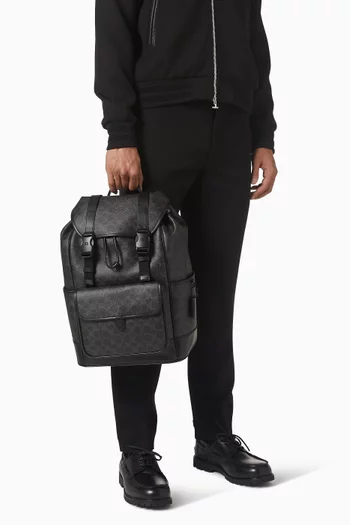 حقيبة ظهر ليج بغطاء قلاب ونقشة شعار الماركة قنب