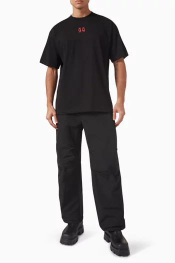 بنطال برباط تضييق وشعار الماركة الشهير قطن