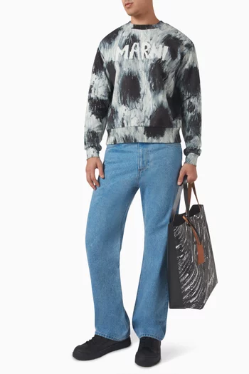 سويت شيرت بصباغة العقد والربط وشعار الماركة بخط يدوي قطن