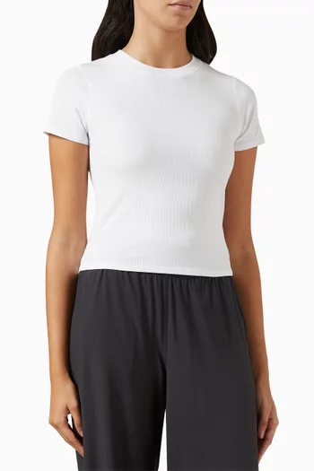 بلوزة بوز قصيرة بقصة ضيقة مودال