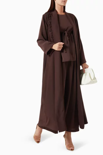 طقم عباية مزين بتطريزات