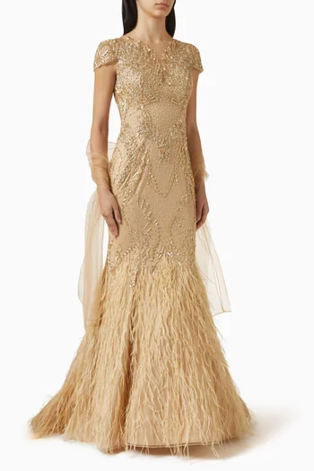 فستان سهرة بتطريزات وحافة مزينة بالريش