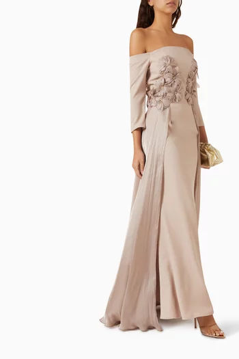 فستان طويل بأكتاف مكشوفة ونقشة زهور