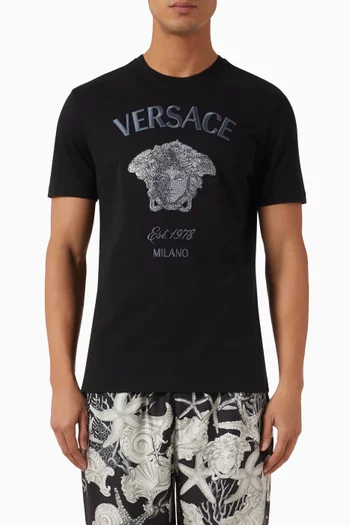 تي شيرت مرصع بشعار ميدوسا بالكريستال قطن