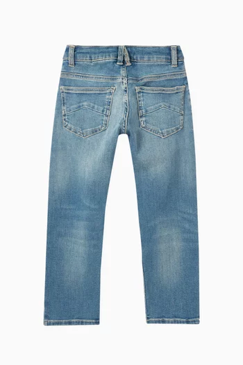 بنطال جينز بخصر مطاطي وشعار الماركة