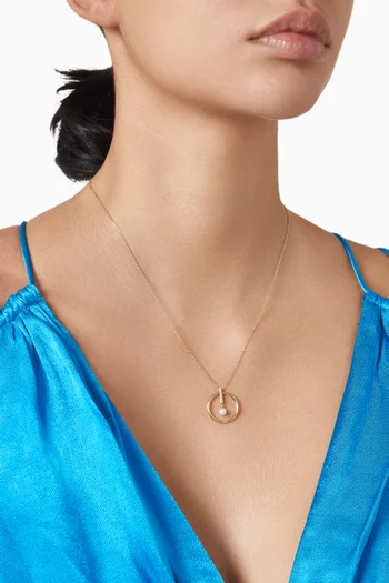 قلادة بحلية على شكل حلقة مزينة باللؤلؤ ذهب أصفر عيار 18