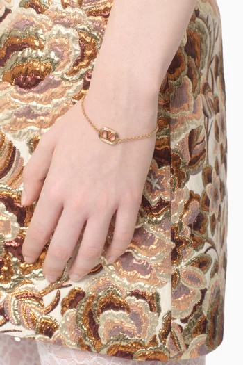 سوار بحلية بيضاوية بشعار حرف V مزين بلؤلؤ سواروفسكي معدن مطلي بلون ذهبي