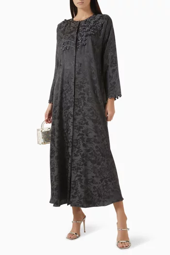 عباية بشرّابات شكل جرس مطرزة بالخرز جاكار