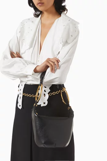 حقيبة صغيرة مزينة بسوار جلد بارز الملمس