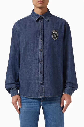 قميص بشعار الماركة بتصميم دروع الفروسية دينم