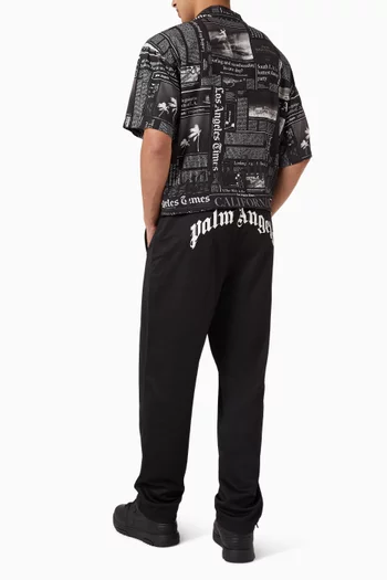 بنطال رياضي بشعار الماركة المقوس في الخلف