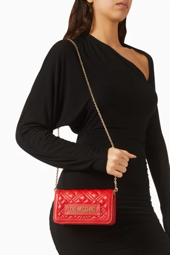 حقيبة بتصميم مبطن وسلسلة جلد صناعي