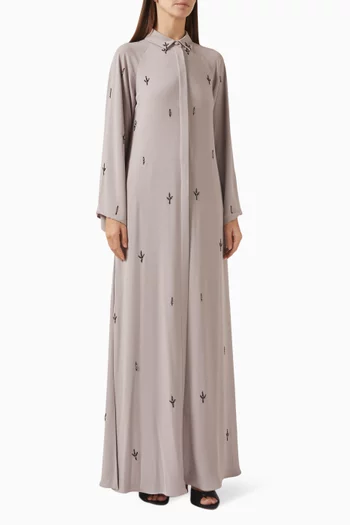 طقم متناسق مزين بتطريزات