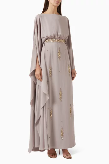 قفطان بقصة واسعة مزينة بتطريزات